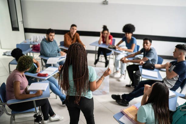 Jóvenes peruanos deberían recibir cursos de educación financiera desde edad escolar