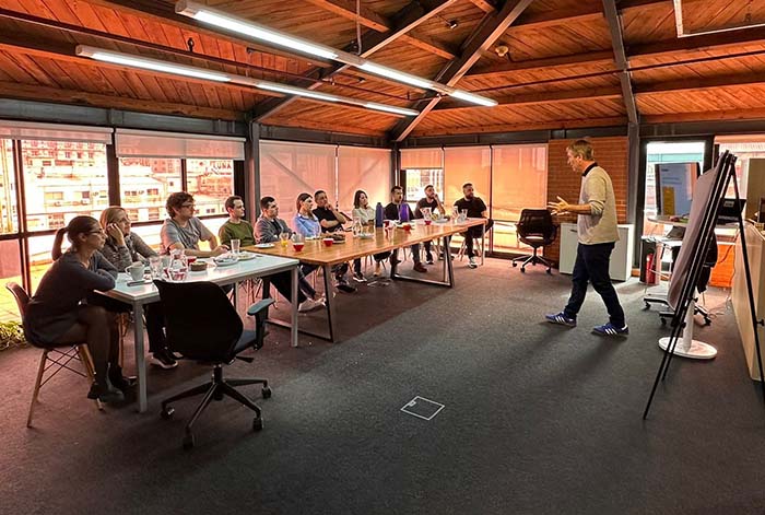 Bienestar de los colaboradores: El secreto de una empresa que gestiona su clima y experiencia del empleado en tiempo real.