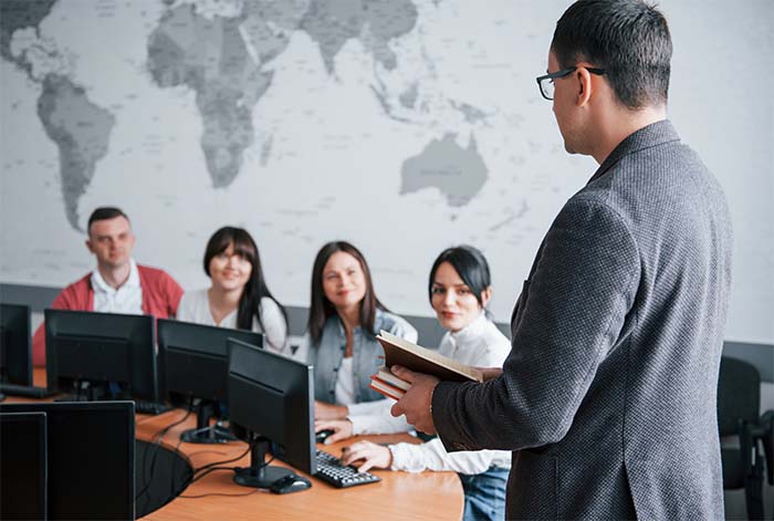 Nuevas tendencias laborales impulsan la demanda de carreras en tecnología y gestión empresarial