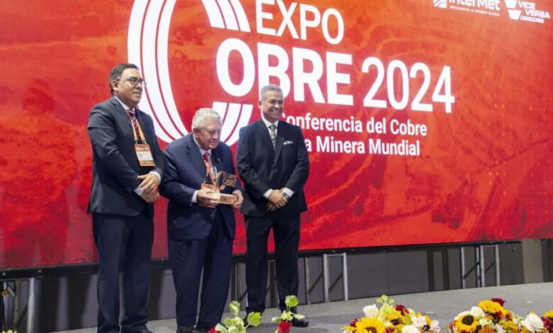 ExpoCobre 2024 rindió homenaje a Oscar González Rocha por su destacado aporte a la industria minera peruana y mundial