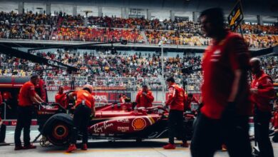 IBM (NYSE:IBM) anunció hoy que ha firmado un acuerdo plurianual con Ferrari S.p.A. para convertirse en el socio oficial de fan engagement y analítica de datos de Scuderia Ferrari HP, el equipo de Fórmula 1 más reconocido del mundo, a partir de 2025. Esta alianza reúne a dos marcas emblemáticas y perdurables, ambas impulsadas por su pasión por la innovación y su compromiso con el progreso. IBM y Scuderia Ferrari HP concebirán, desarrollarán y ofrecerán experiencias digitales de primer nivel para acercar, más que nunca, a los entusiastas de las carreras al equipo de carreras. IBM y Scuderia Ferrari HP desarrollarán una aplicación móvil completamente renovada que se presentará durante la temporada 2025. Esto incluye el uso de la tecnología y la experiencia de consultoría de IBM para analizar y transformar el enorme volumen y variedad de datos de Ferrari, tanto actuales como históricos, en inshights a la medida, contenido personalizado y funcionalidades innovadoras diseñadas para potenciar la experiencia de los fans. IBM también proporcionará su nueva tecnología de vanguardia y soluciones basadas en datos para aumentar la velocidad y la producción. "En la Fórmula 1, los segundos importan, ya sea dentro o fuera de la pista. La capacidad de Scuderia Ferrari HP de obtener información de primer nivel rápidamente a partir de sus abundantes datos solo será posible a través de los beneficios de la tecnología", afirmó Jonathan Adashek, Vicepresidente Sénior de Marketing y Comunicaciones de IBM. "Reunir a su apasionado grupo de fans, su prominencia histórica y las últimas soluciones innovadoras de datos y análisis, posicionan a Scuderia Ferrari HP de manera única para aumentar el engagement global y, al mismo tiempo, modernizar y escalar sus operaciones digitales". "Estamos orgullosos de lanzar esta alianza con IBM, una de las empresas más prestigiosas del mundo que ofrece tecnología y experiencia en consultoría", afirmó Lorenzo Giorgetti, Chief Racing Revenue Officer de Ferrari. "Nuestras dos empresas comparten valores como la búsqueda de la excelencia y el deseo de seguir superando siempre los límites en nuestros respectivos ámbitos de actividad, así como de combinar nuestra tecnología y habilidades para perseguir la más alta calidad y tecnología de vanguardia. IBM, al igual que Ferrari, busca gente talentosa para hacer crecer su equipo y, por lo tanto, es el socio perfecto para brindar una nueva dimensión a los fans del automovilismo y a nuestros fieles seguidores en un momento en el que la Fórmula 1 nunca ha sido tan popular entre los jóvenes. La colaboración con IBM nos permitirá ofrecer a los fans de Scuderia Ferrari HP experiencias sin precedentes que abrirán las puertas de la Scuderia al mundo exterior, además de colaborar juntos en muchos otros frentes para crear activaciones que generarán valor para ambas marcas”. Durante más de 30 años, IBM ha sido el aliado de algunas de las organizaciones deportivas más emblemáticas, entre ellas Wimbledon, el US Open, el Masters Tournament y ESPN Fantasy Football, trabajando codo a codo para modernizar su infraestructura digital y dar vida a estos importantes eventos para millones de fans de todo el mundo. Estas alianzas se basan en la misma tecnología de datos y análisis que utilizan los clientes de IBM en todas las industrias para crear mejores experiencias de consumo, ayudar a sus empleados a alcanzar nuevos niveles de productividad y tomar decisiones comerciales más informadas y basadas en datos.