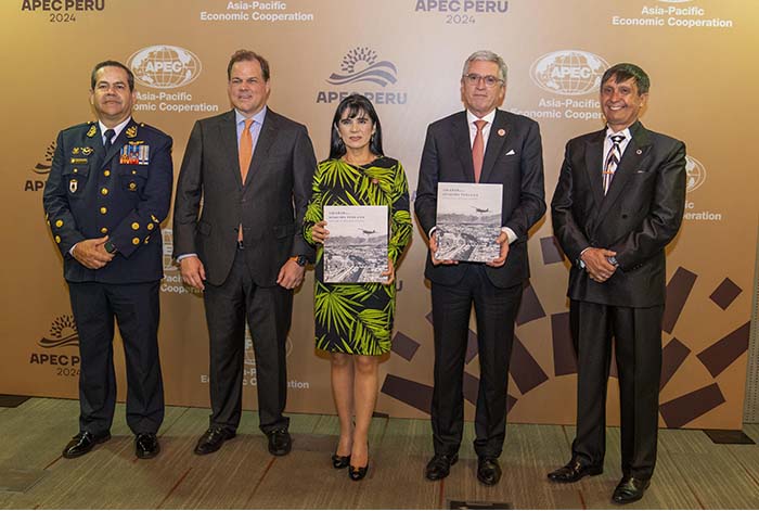 LATAM Airlines Perú presentó el libro “100 años de la aviación peruana” en el marco de APEC 2024