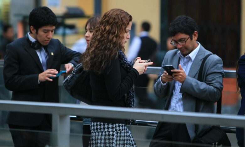 El 50% de peruanos siente ansiedad cuando se aleja de su celular