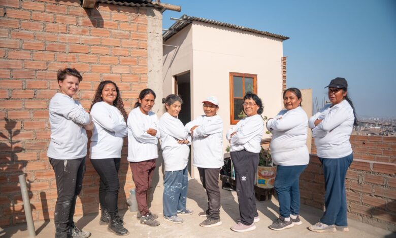 Mediante su programa de Responsabilidad Social Empresarial (RSE), también capacitó a cerca de 30 mujeres de la zona en el sistema drywall.