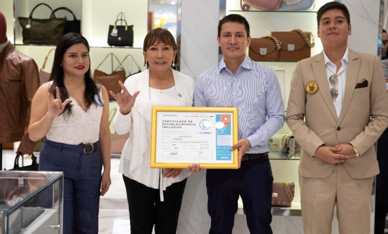 Renzo Costa inaugura la primera tienda inclusiva en el Jockey Plaza