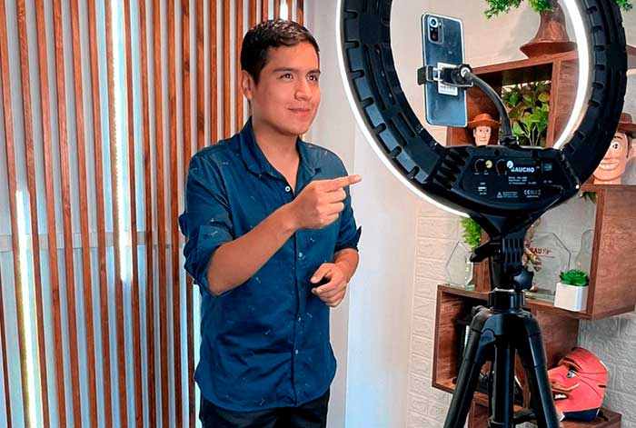 christian palomino, ‘el chico de las noticias’, es el único peruano nominado a los tiktok awards 2025