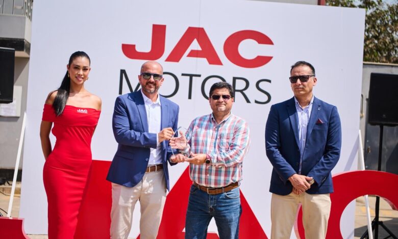 JAC Camiones entregó 25 camiones JAC D300 VIP a Grupo Jiménez para optimizar sus operaciones