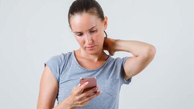 ¿Sufres de ‘Text Neck’?: Descubre qué es y cómo prevenirlo