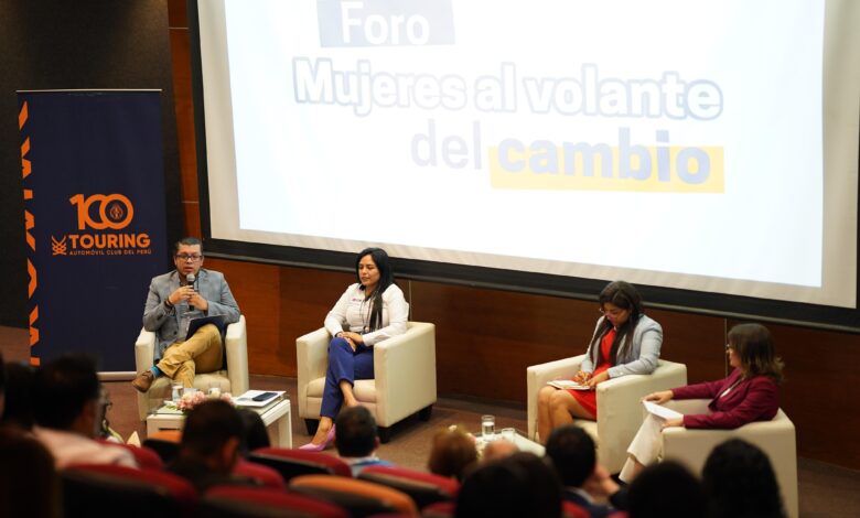 Mujeres al volante del cambio: Su rol en la seguridad vial