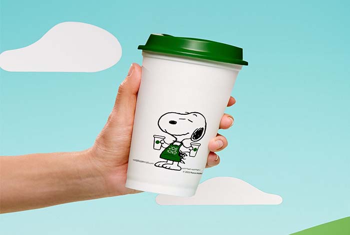 Starbucks x Peanuts celebran la alegría con un exclusivo vaso reusable de regalo