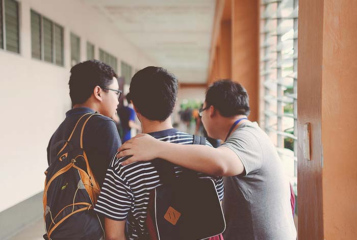 En el marco del inicio de clases escolares, es fundamental conocer la situación financiera de los colegios privados en el país. La morosidad en el pago de pensiones es un indicador clave para evaluar la estabilidad de estas instituciones y su impacto en el sistema educativo. Un reciente informe de Equifax-Infocorp, basado en los colegios que reportan a sus morosos en Infocorp hasta diciembre de 2024, ofrece una visión detallada sobre la distribución de estas instituciones y los niveles de morosidad en el sector. Estos datos permiten analizar la dinámica del mercado educativo y facilitan la toma de decisiones informadas por parte de familias, gestores educativos y entidades financieras. Distribución de colegios privados en el país De los 13,100 colegios privados registrados en el país, el 51.1% se encuentra en la capital. A nivel de distribución, el 30.18% de las instituciones educativas privadas ofrecen los tres niveles: inicial, primaria y secundaria. Le siguen los colegios exclusivamente de nivel inicial (26.77%), inicial y primaria (25.27%) y primaria y secundaria (7.84%). En menor proporción, existen colegios que solo ofrecen primaria (5.33%), secundaria (4.32%) e inicial junto con secundaria (0.28%). Lima lidera con el 46.2% de las instituciones educativas privadas, seguida de Arequipa (8.5%), Piura (5.4%) y La Libertad (5.3%). En la capital, San Juan de Lurigancho concentra el 4.6% de los colegios privados, seguido de San Martín de Porres (4.0%), Ate (3.0%), Comas (2.6%) y Los Olivos (2.4%), evidenciando una mayor oferta en distritos de alta densidad poblacional. Niveles de morosidad en colegios privados El informe también revela que, aunque Lima tiene la mayor cantidad de colegios privados, su morosidad es relativamente baja (1.4%). En contraste, algunas regiones con menor cantidad de instituciones presentan niveles más elevados de deuda. Pasco, por ejemplo, con apenas 30 colegios privados, tiene el mayor índice de morosidad con 6.7%. Le siguen Amazonas (5.9%) y Ucayali (5.4%), que también presentan una alta carga de deuda en relación con su número de instituciones.