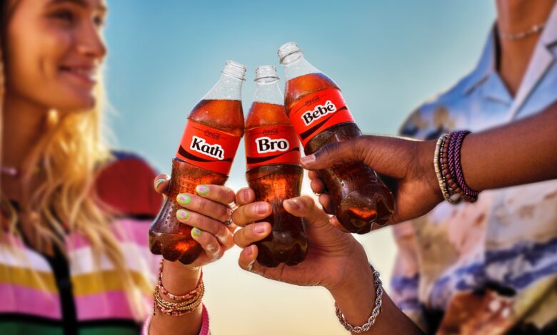 ‘Comparte una Coca-Cola’ regresa la magia de encontrar tu nombre en las botellas