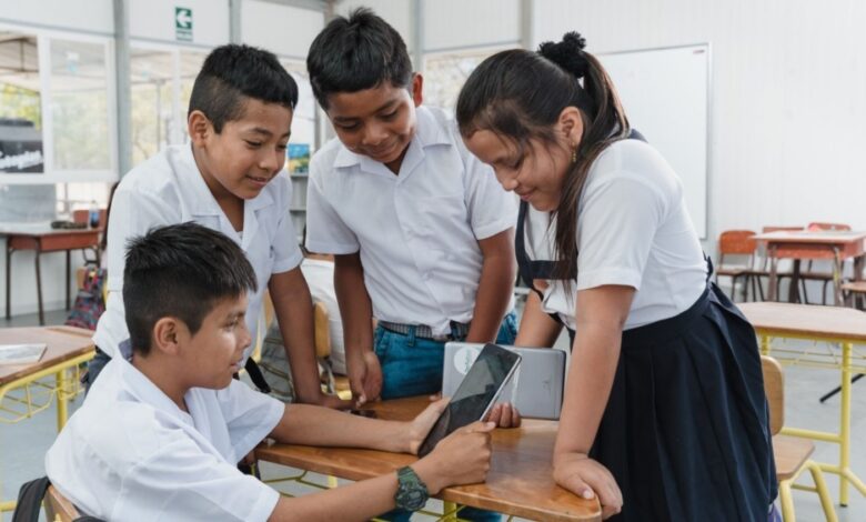 WOW lleva internet gratuito a 500 colegios peruanos y apuesta por la conectividad en la selva amazónica.