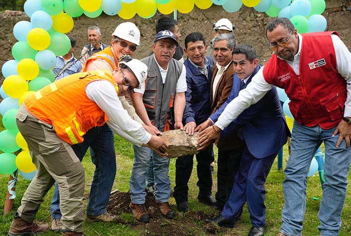 Colocan primera piedra para modernización de colegio inicial en Chavín