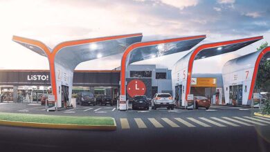 En los últimos cinco años, el Perú ha vivido una verdadera explosión en el uso de billeteras digitales. Este fenómeno se aceleró con la pandemia, que obligó a digitalizar muchos procesos, incluyendo los pagos. Además, el uso de bonos estatales a través de estas plataformas incentivó su adopción. Un ejemplo claro es Yape, que pasó de tener menos de un millón de usuarios en 2019 a superar los 15 millones en 2024. ¿Qué factores han impulsado su adopción masiva, especialmente entre sectores tradicionalmente excluidos del sistema financiero? Son varios los factores clave. La facilidad de uso, la posibilidad de operar sin necesidad de una cuenta bancaria, la ausencia de comisiones por transacción y el crecimiento de la interoperabilidad entre plataformas han sido determinantes. A esto se suma el apoyo del gobierno y el acceso masivo a smartphones, incluso en sectores de bajos recursos. ¿Cuáles son las principales billeteras digitales que operan en el país y qué diferenciación estratégica están aplicando? En el Perú, las billeteras más conocidas son Yape (BCP), Plin (Interbank, BBVA y Scotiabank), BIM y algunas fintechs como Culqi. Cada una ha trazado su propio camino: algunas apuestan por la simplicidad y rapidez, otras por la interoperabilidad, y otras por soluciones integradas como pagos con QR, servicios adicionales o programas de fidelización. ¿Qué impacto concreto están teniendo estas plataformas en la formalización de la economía y la recaudación tributaria? El impacto es bastante positivo. Estas plataformas permiten una mayor trazabilidad de las operaciones, lo que facilita la declaración de ingresos, sobre todo para los pequeños emprendedores. Además, promueven la bancarización y abren el acceso a productos como microcréditos, lo que incentiva a formalizar los negocios. ¿Qué rol está desempeñando la interoperabilidad entre billeteras digitales y el sistema financiero tradicional? Es un rol fundamental. La interoperabilidad permite que las transferencias entre billeteras y cuentas bancarias se realicen con fluidez, mejorando la experiencia del usuario y evitando que cada plataforma funcione como un sistema cerrado. Un ejemplo concreto fue la interoperabilidad entre Yape y Plin, implementada en 2023, que marcó un hito en el ecosistema financiero digital del país. ¿Qué desafíos enfrenta actualmente el ecosistema de billeteras digitales en cuanto a seguridad, confianza y educación financiera? A pesar del crecimiento, aún hay retos importantes. El phishing y los fraudes digitales siguen siendo amenazas constantes. También persiste una baja educación financiera en buena parte de la población, lo que genera desinformación o desconfianza. Además, algunas plataformas aún no invierten lo suficiente en ciberseguridad, lo que limita su expansión. ¿Qué papel cumplen las billeteras digitales en la estrategia de inclusión financiera del país? ¿Estamos avanzando a un ritmo suficiente? Cumplen un papel central. Gracias a ellas, millones de personas han ingresado al sistema financiero formal por primera vez. Sin embargo, el ritmo de avance aún puede ser mejor. Necesitamos reforzar la educación financiera, promover aún más la interoperabilidad y mejorar la conectividad en las zonas rurales para cerrar las brechas que todavía existen. ¿Qué tipo de usuarios lideran el uso de estas plataformas en el Perú: jóvenes, emprendedores, pequeños negocios, zonas rurales? Principalmente jóvenes y pequeños emprendedores de zonas urbanas populares. Son ellos quienes más aprovechan estas herramientas para hacer pagos, recibir transferencias y gestionar su economía diaria. En las zonas rurales el crecimiento es constante, aunque las limitaciones de conectividad todavía frenan su uso masivo. ¿Cuál es el impacto de las billeteras digitales en el comercio minorista y en el día a día de los pequeños emprendedores? Es un impacto muy concreto: las ventas aumentan, se reduce el riesgo de robos porque ya no se maneja tanto efectivo, y se mejora el control sobre los ingresos. Además, estas plataformas permiten acceder a productos financieros, como créditos. De hecho, muchos comerciantes prefieren recibir pagos vía Yape o Plin en lugar de utilizar un POS tradicional. ¿Qué innovaciones tecnológicas se están incorporando en estas plataformas para mejorar la experiencia del usuario y la seguridad? Estamos viendo avances importantes como la autenticación por biometría facial o huella, pagos por QR, integración con plataformas de e-commerce, sistemas de monitoreo antifraude en tiempo real, tecnología NFC y la aparición de wallets multiproducto. Todo esto apunta a hacer las plataformas más seguras, completas y fáciles de usar. ¿Cómo se proyecta el crecimiento del uso de billeteras digitales en el Perú en los próximos años? La proyección es bastante optimista. Se estima que para el 2027 se superarán los 25 millones de usuarios. Las billeteras digitales dejarán de ser simples herramientas de pago y se consolidarán como plataformas completas de servicios financieros. En muchas zonas urbanas, incluso, podrían desplazar al efectivo como método de pago principal. ¿Qué lecciones puede aprender Perú de otros países de la región en cuanto a adopción, regulación y escalabilidad de billeteras digitales? Países como Brasil, México o Colombia nos ofrecen ejemplos valiosos. En estos casos, la combinación de una regulación que favorece la innovación, una política clara de interoperabilidad y una fuerte colaboración entre el sector público y privado ha permitido escalar estas plataformas rápidamente. El Perú puede y debe aprender de esos modelos para acelerar su propio desarrollo.