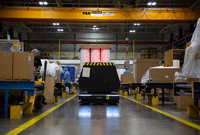 Industria automotriz crecerá un 15% al 2028 y adopta robots móviles autónomos para ganar eficiencia