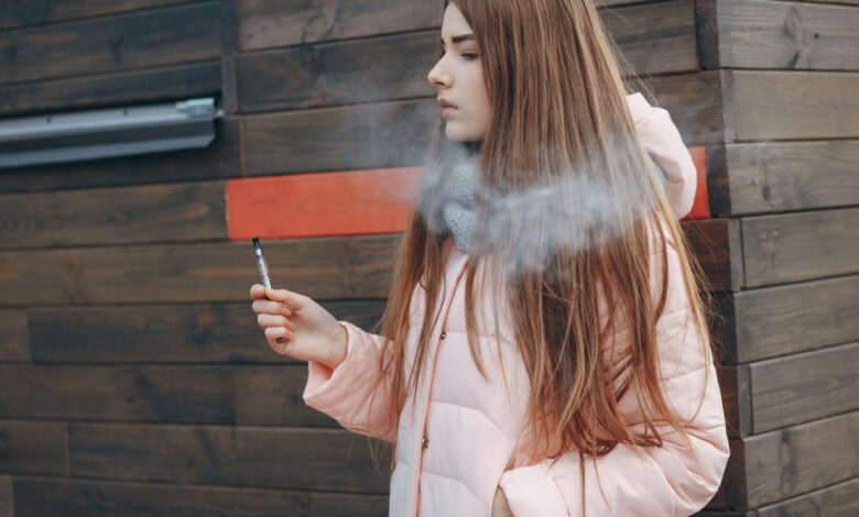 Vapeo y cigarrillos: el doble riesgo que amenaza la salud de los jóvenes