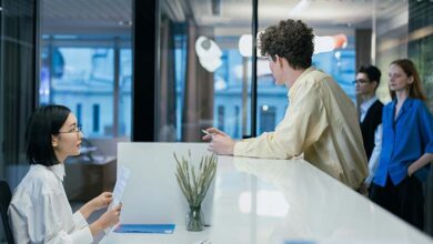 ¿Robot o recepcionista?: Chatbots hoteleros ganan terreno, pero aún no aprenden a sonreír