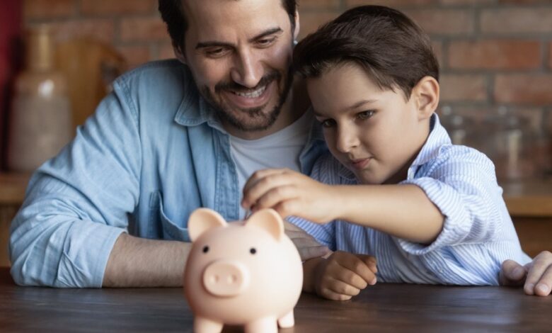 De proveedores a mentores financieros: el nuevo rol clave de los padres en el hogar
