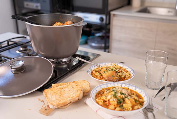 Sabores reconfortantes para el invierno: estofado de pollo y ensalada tibia de vegetales