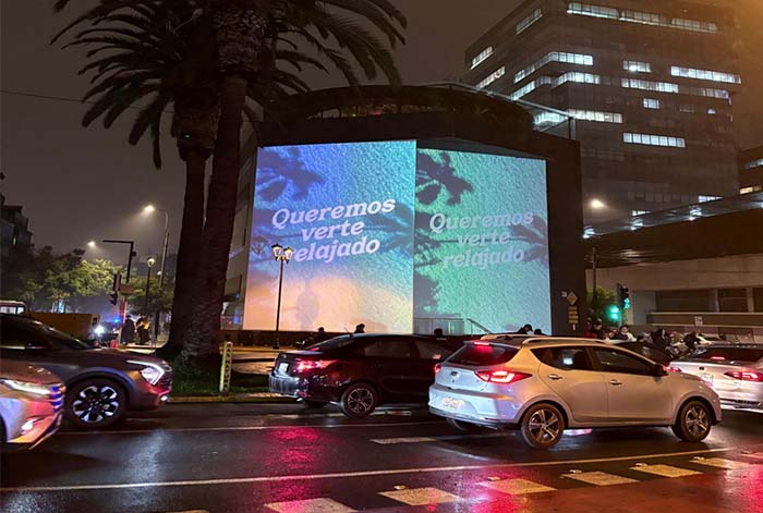 Una gran proyección nocturna en pleno corazón financiero de Lima sorprendió a transeúntes