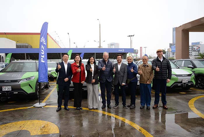 Pluz Energía presenta moderna flota de autos 100 % eléctricos en sus operaciones