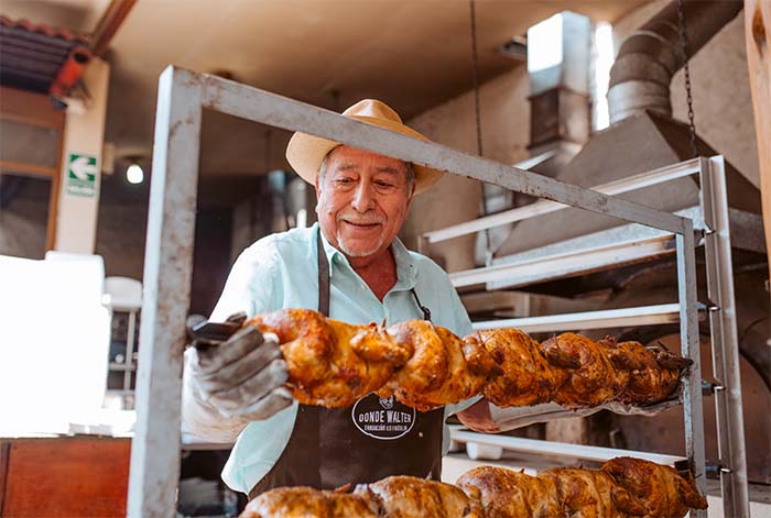 Donde Walter celebró su aniversario 20 evocando la historia de su familia y su emblemático pollo a la leña