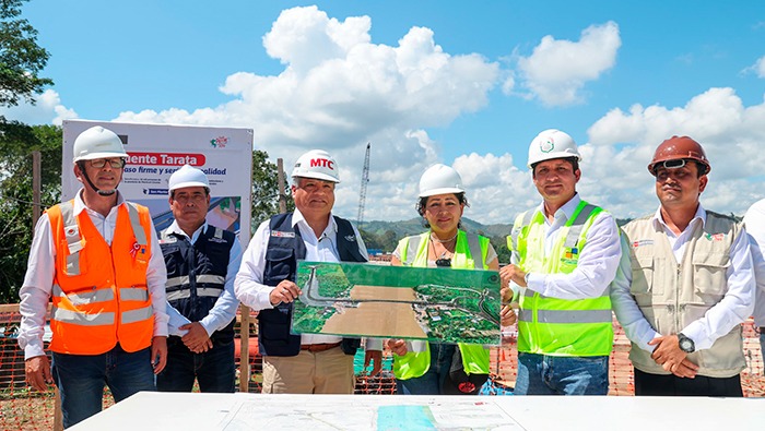 Ministro Sandoval supervisa construcción del puente Tarata, que integrará a más de 32 mil habitantes en San Martín