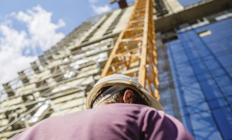 ¿Qué buenas prácticas pueden mejorar la ejecución de proyectos de infraestructura en el país?