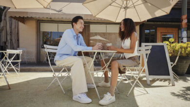 Básicos con personalidad: 5 looks que marcarán la primavera de la Generación Z