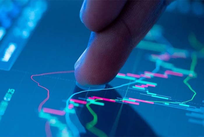 .- BCP y SAP anunciaron un acuerdo con el objetivo de impulsar la digitalización de los servicios financieros con soluciones innovadoras para mejorar la conectividad entre las empresas y el banco, y así optimizar la agilidad, cumplimiento y eficiencia de los procesos de los clientes corporativos. A través de este acuerdo, BCP logrará optimizar su conectividad al convertirse en el primer banco peruano en unirse a SAP Multi-Bank Connectivity, una plataforma que facilita que empresas que ya usan el ERP de SAP puedan conectarse de manera directa y segura con el banco. Esta plataforma permite, además, mejorar el control, la eficiencia y la transparencia de las operaciones de tesorería, actualizando automáticamente el estado de los pagos y las posiciones de efectivo en el sistema de ERP, así como automatizar pasos manuales propensos a errores asociados con la ejecución y conciliación de pagos. Esto mejorará la experiencia global del cliente, al reducir tanto los costos como los tiempos de implementación, para conseguir un proceso de conectividad nativa. “En julio nos convertimos en el primer banco en Perú en sellar esta alianza con SAP. Y desde este mes ya estamos integrados tecnológicamente y ofreciendo activamente esta solución a nuestros clientes empresariales. Este es un gran paso dentro de nuestra estrategia de Open Finance, porque nos permite automatizar procesos, reducir fricciones y abrir nuevas oportunidades de eficiencia. Invitamos a nuestros clientes empresariales a conversar con sus ejecutivos para conocer a detalle los beneficios que esta integración puede aportar a su gestión financiera”, comentó Alejandro Torres, Head de Open Finance de BCP. “Celebramos esta alianza estratégica entre BCP y SAP, un hito que marca el camino hacia la transformación digital de los servicios financieros en Perú. Con la implementación de SAP Multi-Bank Connectivity, BCP no sólo está optimizando operaciones bancarias, sino también estableciendo nuevos estándares de eficiencia, seguridad y conectividad. Es un orgullo acompañar a BCP en este avance hacia una banca más inteligente y digital”, señaló Philippe Cretier, VP del Portafolio de Finanzas y Gestión de Gastos de SAP Multi Country Latin America. Gestión más eficiente SAP Multi-Bank Connectivity facilita una gestión más eficiente de las transacciones financieras al permitir la recopilación de información bancaria y la automatización de los procesos de pago y cobro. Entre las principales funciones de SAP Multi-Bank Connectivity se destacan: ● Integración con sistemas financieros: Facilita la comunicación fluida entre los sistemas financieros internos del banco y los SAP ERP de sus clientes corporativos. ● Automatización de procesos: Reduce el tiempo y los recursos necesarios para actividades como pagos, cobros y reconciliación bancaria, mediante la automatización de estos procesos. ● Seguridad robusta: Proporciona mecanismos de seguridad avanzados para proteger las transacciones financieras y la información confidencial de la empresa. ● Conexión vía APIs o Host-to-Host: capitalizar la inversión en APIs de procesamiento de servicios financieros permitiendo el acceso a múltiples clientes ERP y al mismo tiempo soportar escenarios de integración host-to-host.