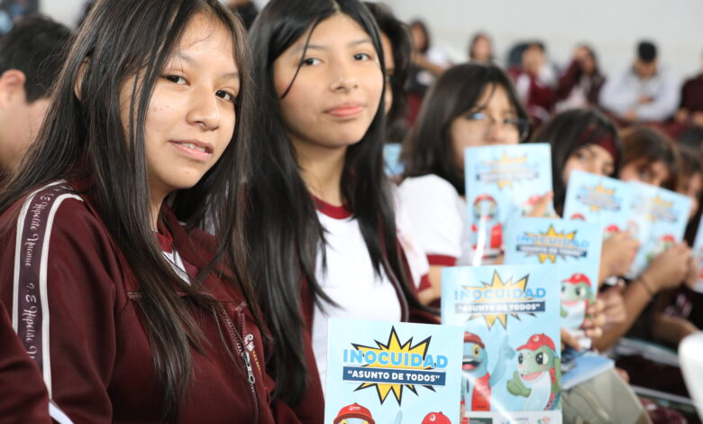 Sanipes nombra a 10 líderes escolares de inocuidad y sensibiliza con teatro a 600 estudiantes en buenas prácticas inocuas