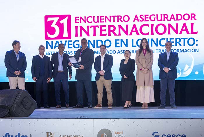 APECOSE reconoce a Giulio Valz-Gen por su liderazgo y aporte al desarrollo del corretaje de seguros en el Perú