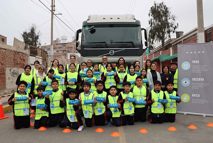 Volvo Group Peru promueve la seguridad vial infantil con el programa global “Para, Observa y Avisa”