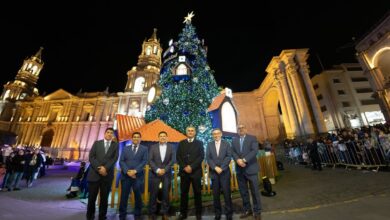 Este 4 de diciembre, la Plaza de Armas de Arequipa se iluminó con el tradicional encendido del árbol navideño, ceremonia que dio apertura oficial a la temporada de fiestas. Caja Arequipa, junto con la Municipalidad Provincial de Arequipa, realizó la ceremonia de encendido del árbol navideño en la Plaza de Armas, que inició a las 18:30 horas, acompañada de la tradicional música navideña en vivo, llenando de alegría a decenas de familias que se reunieron para celebrar. En el marco del aniversario de la declaración del Centro Histórico de Arequipa como Patrimonio Mundial, el vicepresidente del Directorio de Caja Arequipa, Pablo Manrique, y regidores de la comuna arequipeña se dirigieron al árbol ubicado junto al frontis de la Catedral para proceder con el encendido. Rodeados de autoridades, medios de comunicación, turistas y numerosas familias locales, dieron oficialmente inicio a las festividades navideñas en la ciudad. La ceremonia contó con la presentación del coro “Voces que dejan huella”, conformado por colaboradores de Caja Arequipa acompañados de sus hijos, quienes interpretaron villancicos y canciones navideñas, aportando un toque emotivo y familiar al evento. Además, la velada fue amenizada por el Grupo Musical Musiqué, que ofreció un espectáculo especial para contagiar a los asistentes con el espíritu navideño. “Como cada año, nos complace compartir con la comunidad momentos de unión y reflexión, instantes en los que celebramos y agradecemos, en familia, la solidez y resiliencia de nuestra ciudad. Para los emprendedores y microempresarios, esta temporada es determinante: concentra cerca del 50% de sus ventas anuales y demanda un compromiso especial. A todos ellos les deseamos un cierre de año exitoso y los alentamos a continuar fortaleciendo sus negocios y contribuyendo al bienestar de sus familias”, señaló Pablo Manrique Oroza. En esta edición, Caja Arequipa presentó el primer árbol de Navidad interactivo del país, una imponente estructura de más de 17 metros de altura y 8 metros de diámetro, que se ha convertido en una de las instalaciones navideñas más grandes del Perú. La propuesta incluye una innovadora puesta en escena con duendes que encarnan el espíritu emprendedor, personajes que cobran vida en estaciones narrativas animadas. A través de breves historias inspiradas en la temporada, estos personajes simbolizan la creatividad, el esfuerzo y la perseverancia que caracterizan al emprendedor local, agregando un componente mágico y educativo pensado para cautivar a niños, jóvenes y adultos. Con esta iniciativa, Caja Arequipa reafirma su compromiso de promover espacios de encuentro y tradición para la comunidad, ofreciendo una experiencia navideña innovadora y accesible para todas las familias.