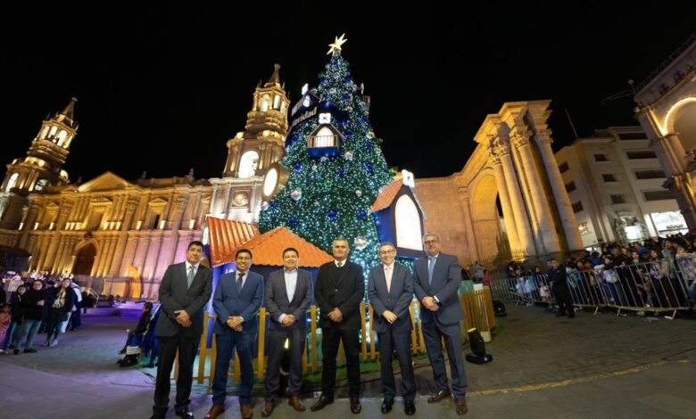 Este 4 de diciembre, la Plaza de Armas de Arequipa se iluminó con el tradicional encendido del árbol navideño, ceremonia que dio apertura oficial a la temporada de fiestas. Caja Arequipa, junto con la Municipalidad Provincial de Arequipa, realizó la ceremonia de encendido del árbol navideño en la Plaza de Armas, que inició a las 18:30 horas, acompañada de la tradicional música navideña en vivo, llenando de alegría a decenas de familias que se reunieron para celebrar. En el marco del aniversario de la declaración del Centro Histórico de Arequipa como Patrimonio Mundial, el vicepresidente del Directorio de Caja Arequipa, Pablo Manrique, y regidores de la comuna arequipeña se dirigieron al árbol ubicado junto al frontis de la Catedral para proceder con el encendido. Rodeados de autoridades, medios de comunicación, turistas y numerosas familias locales, dieron oficialmente inicio a las festividades navideñas en la ciudad. La ceremonia contó con la presentación del coro “Voces que dejan huella”, conformado por colaboradores de Caja Arequipa acompañados de sus hijos, quienes interpretaron villancicos y canciones navideñas, aportando un toque emotivo y familiar al evento. Además, la velada fue amenizada por el Grupo Musical Musiqué, que ofreció un espectáculo especial para contagiar a los asistentes con el espíritu navideño. “Como cada año, nos complace compartir con la comunidad momentos de unión y reflexión, instantes en los que celebramos y agradecemos, en familia, la solidez y resiliencia de nuestra ciudad. Para los emprendedores y microempresarios, esta temporada es determinante: concentra cerca del 50% de sus ventas anuales y demanda un compromiso especial. A todos ellos les deseamos un cierre de año exitoso y los alentamos a continuar fortaleciendo sus negocios y contribuyendo al bienestar de sus familias”, señaló Pablo Manrique Oroza. En esta edición, Caja Arequipa presentó el primer árbol de Navidad interactivo del país, una imponente estructura de más de 17 metros de altura y 8 metros de diámetro, que se ha convertido en una de las instalaciones navideñas más grandes del Perú. La propuesta incluye una innovadora puesta en escena con duendes que encarnan el espíritu emprendedor, personajes que cobran vida en estaciones narrativas animadas. A través de breves historias inspiradas en la temporada, estos personajes simbolizan la creatividad, el esfuerzo y la perseverancia que caracterizan al emprendedor local, agregando un componente mágico y educativo pensado para cautivar a niños, jóvenes y adultos. Con esta iniciativa, Caja Arequipa reafirma su compromiso de promover espacios de encuentro y tradición para la comunidad, ofreciendo una experiencia navideña innovadora y accesible para todas las familias.