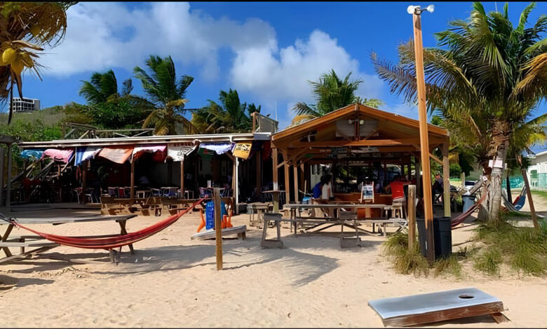 Explora la escena de los bares en Anguilla: diversidad, música en vivo y bebidas frente a la playa