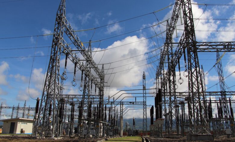 Conoce cómo se refuerza el sistema de transmisión eléctrica ante fenómenos meteorológicos
