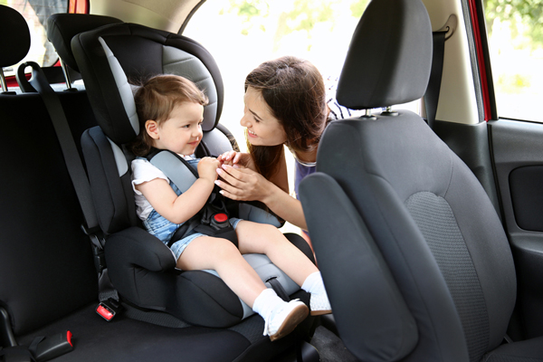 Vacaciones sin accidentes: claves para proteger a los niños en calles y carreteras