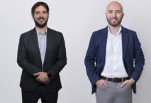 Miranda & Amado se complace en anunciar el nombramiento de Daniel Corzo y Luis Francisco Paz como nuevos socios del estudio, fortaleciendo sus prácticas de negocios inmobiliarios, derecho civil y planificación patrimonial. Estas promociones reflejan la estrategia de la firma de seguir consolidando prácticas relevantes para sus clientes y continuar ampliando su alcance en un mercado legal cada vez más sofisticado y dinámico. “Daniel y Luis Francisco han construido trayectorias sólidas dentro de la firma y han contribuido de manera consistente al desarrollo de sus prácticas. Su promoción a socios fortalece ámbitos estratégicos para el estudio y refuerza nuestra capacidad de acompañar a nuestros clientes en proyectos y transacciones cada vez más complejos”, señalaron Luis Miranda y Mauricio Raffo, Managing Partners. Daniel Corzo concentra su práctica en la asesoría integral en asuntos inmobiliarios, civiles y registrales, tanto en el ámbito urbano como rural. Cuenta con amplia experiencia en la estructuración de proyectos y en la negociación de contratos vinculados a adquisiciones, financiamientos y estructuración de garantías para proyectos inmobiliarios, agrícolas, agroindustriales, del sector retail, mineros y energéticos. Por su parte, Luis Francisco Paz centra su práctica en derecho civil y planificación patrimonial. Su experiencia incluye asuntos de derecho civil vinculados a transacciones y resolución de controversias, así como el diseño de estructuras de protección y administración patrimonial, incluyendo fideicomisos de planificación hereditaria, protocolos familiares y estructuras complejas de planeamiento sucesorio. “Estamos muy contentos por la incorporación de Daniel y Luis Francisco al partnership. Confiamos en que, desde su nuevo rol como socios, seguirán contribuyendo al crecimiento y posicionamiento de Miranda & Amado como un líder indiscutido del mercado en todas las áreas relevantes del derecho corporativo”, agregaron los Managing Partners. Estas promociones reflejan el crecimiento sostenido de la firma y su enfoque en fortalecer su especialización en materias cada vez más relevantes para los clientes, incluyendo la estructuración de proyectos, el desarrollo de inversiones, la resolución de controversias y la gestión de patrimonios familiares y corporativos. Con estas promociones, Miranda & Amado continúa consolidando su posicionamiento como una de las firmas líderes del mercado legal de la región. Actualmente cuenta con 33 socios y más de 130 abogados, ofreciendo asesoría integral y multidisciplinaria a empresas nacionales e internacionales, instituciones financieras y actores clave del sector público y privado.