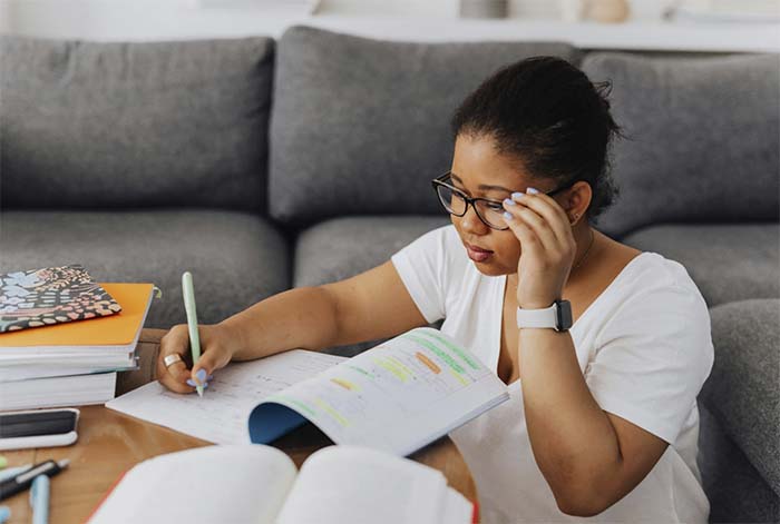 Volver a las aulas: la nueva oportunidad educativa para mujeres que dejaron el colegio