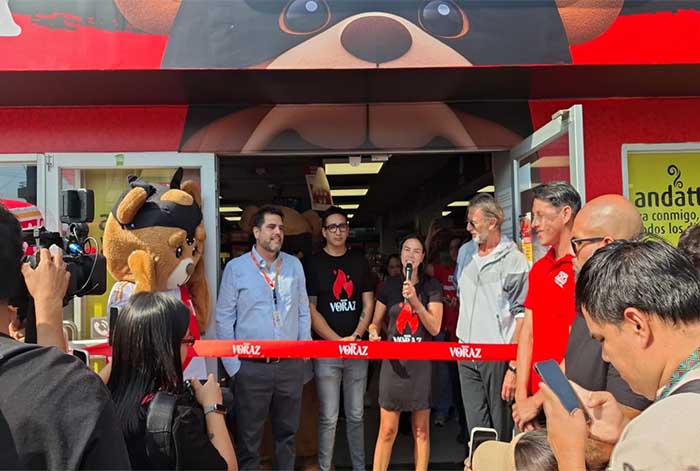 Voraz apertura primera tienda insignia en Oxxo: La marca de snacks realizó el anuncio en un evento junto al "Tigre" Gareca