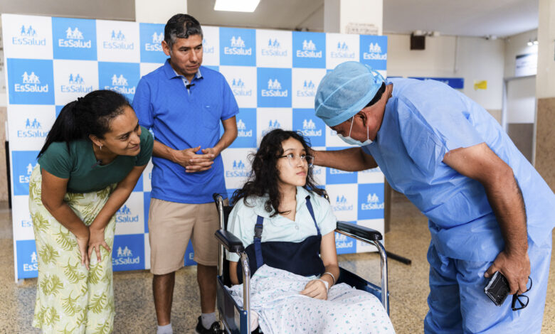 EsSalud: Salvan a adolescente con compleja cirugía cerebral sin abrir el cráneo