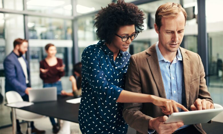 Cuatro claves para que las empresas enfrenten el rápido avance de la IA, según EY