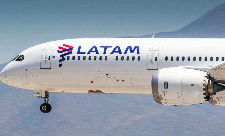 LATAM Airlines Perú y Booking suscriben alianza para realizar reservas hoteleras a través de la página web y el aplicativo de la aerolínea