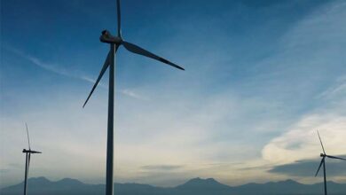Global Mining Director de Arcadis, empresa líder mundial en ingeniería y consultoría, comparte su visión sobre el papel estratégico de la minería en la transición energética y el desarrollo global, destacando que la región de América Latina cuenta con un estatus privilegiado gracias a su abundancia de minerales críticos y su matriz energética basada en energías renovables. "Latinoamérica tiene una cantidad y calidad de minerales que son esenciales para todo el mundo, además de contar con una matriz energética con más del 70% de generación renovable, lo que nos coloca en una posición única para liderar la minería responsable y sostenible", afirma el experto. Con una trayectoria que abarca proyectos complejos en varias regiones del mundo, Leonardo Lima resalta que la madurez del sector minero en la región está en auge, con un compromiso creciente por parte de las grandes empresas en temas sociales, ambientales y regulatorios. "La industria minera en Latinoamérica está incrementando mucho su responsabilidad y eso es una diferencia clave respecto a otros sectores", señala. Además, destaca que países como Chile están promoviendo el concepto de "minería verde", que no solo es una tendencia, sino una necesidad imperante para consolidar la competitividad regional en el escenario global. El ejecutivo explica que, para consolidar lo anterior, es fundamental fortalecer las condiciones de inversión a largo plazo mediante legislaciones claras, infraestructura adecuada y estabilidad política. "Latinoamérica ya recibe una gran parte de las inversiones en minería verde, pero aún podemos mejorar en aspectos como costos, infraestructura y plazos, para atraer más capital internacional", indica. Asimismo, el experto enfatiza en que la visión integral y la experiencia en múltiples mercados, es esencial para ofrecer soluciones diferenciadas y confiables, facilitando la toma de decisiones de inversión más seguras y sostenibles. Cero emisiones e impacto social positivo En cuanto a sostenibilidad, Lima detalla que, en el caso de Arcadis, su estrategia se basa en tres pilares fundamentales: descarbonización, impacto social positivo y protección ambiental. "El objetivo es lograr cero emisiones para 2050, dejar un legado en las comunidades y minimizar el impacto en el medio ambiente", explica. Además, destaca que energías renovables como la solar y eólica, permiten no solo reducir costos, sino también acelerar los permisos y procesos regulatorios, generando beneficios económicos y sociales. "La sostenibilidad y la eficiencia van de la mano; no solo es una estrategia de imagen, sino una necesidad para la competitividad del negocio", comenta. En toda operación también resulta fundamental la atención y compromiso que se les entrega a las comunidades locales, trabajando desde etapas tempranas para crear legados duraderos. "Proyectos como Itabira Sostenible en Brasil, ejemplifican cómo la minería puede dejar un impacto positivo a largo plazo, promoviendo la transición de comunidades incluso tras el cierre de minas", señala. Además, resalta el papel de la inteligencia artificial como aliada en la eficiencia, seguridad y sostenibilidad del sector minero, asegurando que sin minería no hay avances tecnológicos como la inteligencia artificial y que su aplicación ayuda a hacer las operaciones más seguras, eficientes y responsables. Mirando hacia el futuro, Leonardo Lima reafirma el compromiso de Arcadis de ser un socio preferencial en los desafíos que enfrenta la minería en la región, promoviendo un equilibrio entre crecimiento, innovación y sostenibilidad. "Queremos ser reconocidos como un referente en soluciones integradas que aporten valor para las sociedades, el medio ambiente y nuestros clientes", enfatiza. Finalmente, el experto señala “que la región tiene un gran potencial para consolidarse como un actor competitivo y responsable en la minería mundial, siempre estando alineada con las exigencias de un mundo en transición hacia una economía más sostenible”.