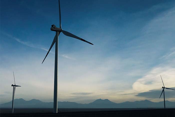 Global Mining Director de Arcadis, empresa líder mundial en ingeniería y consultoría, comparte su visión sobre el papel estratégico de la minería en la transición energética y el desarrollo global, destacando que la región de América Latina cuenta con un estatus privilegiado gracias a su abundancia de minerales críticos y su matriz energética basada en energías renovables. "Latinoamérica tiene una cantidad y calidad de minerales que son esenciales para todo el mundo, además de contar con una matriz energética con más del 70% de generación renovable, lo que nos coloca en una posición única para liderar la minería responsable y sostenible", afirma el experto. Con una trayectoria que abarca proyectos complejos en varias regiones del mundo, Leonardo Lima resalta que la madurez del sector minero en la región está en auge, con un compromiso creciente por parte de las grandes empresas en temas sociales, ambientales y regulatorios. "La industria minera en Latinoamérica está incrementando mucho su responsabilidad y eso es una diferencia clave respecto a otros sectores", señala. Además, destaca que países como Chile están promoviendo el concepto de "minería verde", que no solo es una tendencia, sino una necesidad imperante para consolidar la competitividad regional en el escenario global. El ejecutivo explica que, para consolidar lo anterior, es fundamental fortalecer las condiciones de inversión a largo plazo mediante legislaciones claras, infraestructura adecuada y estabilidad política. "Latinoamérica ya recibe una gran parte de las inversiones en minería verde, pero aún podemos mejorar en aspectos como costos, infraestructura y plazos, para atraer más capital internacional", indica. Asimismo, el experto enfatiza en que la visión integral y la experiencia en múltiples mercados, es esencial para ofrecer soluciones diferenciadas y confiables, facilitando la toma de decisiones de inversión más seguras y sostenibles. Cero emisiones e impacto social positivo En cuanto a sostenibilidad, Lima detalla que, en el caso de Arcadis, su estrategia se basa en tres pilares fundamentales: descarbonización, impacto social positivo y protección ambiental. "El objetivo es lograr cero emisiones para 2050, dejar un legado en las comunidades y minimizar el impacto en el medio ambiente", explica. Además, destaca que energías renovables como la solar y eólica, permiten no solo reducir costos, sino también acelerar los permisos y procesos regulatorios, generando beneficios económicos y sociales. "La sostenibilidad y la eficiencia van de la mano; no solo es una estrategia de imagen, sino una necesidad para la competitividad del negocio", comenta. En toda operación también resulta fundamental la atención y compromiso que se les entrega a las comunidades locales, trabajando desde etapas tempranas para crear legados duraderos. "Proyectos como Itabira Sostenible en Brasil, ejemplifican cómo la minería puede dejar un impacto positivo a largo plazo, promoviendo la transición de comunidades incluso tras el cierre de minas", señala. Además, resalta el papel de la inteligencia artificial como aliada en la eficiencia, seguridad y sostenibilidad del sector minero, asegurando que sin minería no hay avances tecnológicos como la inteligencia artificial y que su aplicación ayuda a hacer las operaciones más seguras, eficientes y responsables. Mirando hacia el futuro, Leonardo Lima reafirma el compromiso de Arcadis de ser un socio preferencial en los desafíos que enfrenta la minería en la región, promoviendo un equilibrio entre crecimiento, innovación y sostenibilidad. "Queremos ser reconocidos como un referente en soluciones integradas que aporten valor para las sociedades, el medio ambiente y nuestros clientes", enfatiza. Finalmente, el experto señala “que la región tiene un gran potencial para consolidarse como un actor competitivo y responsable en la minería mundial, siempre estando alineada con las exigencias de un mundo en transición hacia una economía más sostenible”.
