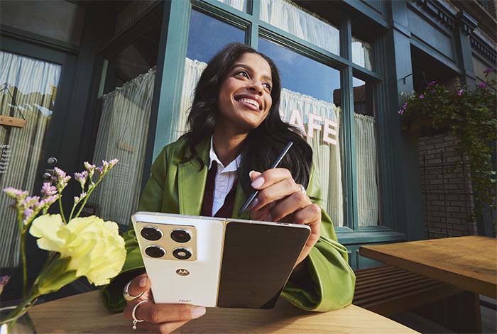 Motorola presenta en Perú su nueva familia de dispositivos plegables, integrada por los motorola razr 70 ultra, motorola razr 70 y el innovador motorola razr fold. La propuesta combina diseño icónico, rendimiento de última generación e inteligencia artificial para ofrecer experiencias más personalizadas, tanto en productividad como en entretenimiento. Además, motorola presentó la nueva FIFA World Cup 26™ Collection, integrada por motorola razr fold y motorola edge 70 fusion, equipos que incorporan detalles chapados en oro de 24 quilates y combinan diseño premium, tecnología de vanguardia y la cultura del fútbol. Qué debes saber de los motorola razr fold, razr 70 ultra y razr 70 motorola razr fold Se lanzó localmente el motorola razr fold, el primer dispositivo plegable tipo libro de la familia razr, diseñado para maximizar la productividad y la creatividad. Fue clasificado como el sistema de cámara n.º 1 en el segmento de los plegables a nivel mundial según DXOMARK, y también fue galardonado con la DXOMARK Gold Label por su excelencia en imagen1. Ofrece una experiencia multitarea versátil con doble pantalla, interfaces adaptables y diseños flexibles. La plataforma móvil Snapdragon® 8 Gen 5 impulsa innovadoras funciones de IA para aumentar la productividad, potenciar las funciones de la cámara inteligente y mantener el orden. Es compatible con moto pen ultra para mayor precisión al tomar notas, dibujar y realizar trabajos creativos sobre la marcha3. Ofrece hasta siete años de actualizaciones del sistema operativo Android™ y actualizaciones de seguridad4. motorola razr 70 ultra Pantalla externa de 4,0” con tasa de refresco de 165 Hz⁴ y brillo de hasta 3000 nits. Pantalla interna Extreme AMOLED de 7,0” con más de mil millones de colores (10 bits). Brillo máximo HDR de 5000 nits. Audio con Snapdragon Sound™ y altavoces con tecnología Dolby. Sistema de cámaras de 50 MP con sensor LOFIC y mayor rango dinámico⁸. Lente ultra gran angular + Macro Vision de 50 MP² y cámara interna de 50 MP². Procesador Snapdragon® 8 Elite con CPU Qualcomm® Oryon y GPU Adreno. Batería de 5000 mAh¹² con más de 36 horas de autonomía³. Carga rápida TurboPower™ de 68 W, inalámbrica de 30 W¹⁴ y carga inversa. Protección con Corning® Gorilla® Glass Ceramic (10x más resistencia a caídas)⁷. motorola razr 70 Pantalla externa de 3,6” con funciones completas. Pantalla interna Extreme AMOLED de 6,9”. Audio estéreo con tecnología Dolby. Sistema de cámaras dual de 50 MP² + ultra gran angular/Macro Vision de 50 MP². Cámara interna de 32 MP con tecnología Quad Pixel. Procesador MediaTek Dimensity 7450X. Batería de 4800 mAh¹⁷ con más de 36 horas de autonomía³. Carga rápida TurboPower™ de 30 W y carga inalámbrica de 15 W¹⁴. Protección con Corning® Gorilla® Glass Victus®. Disponibilidad motorola razr fold se puede conseguir a partir de S/9,499. Y la versión FIFA World Cup 26TM Collection, de colección, y con logo enchapado en oro, desde S/9,999. motorola razr 70 ultra se puede conseguir a partir de S/5,499. motorola razr 70 se puede conseguir a partir de S/3,699 Qué debes saber de la FIFA World Cup 26TM Collection Motorola lanza en Perú la FIFA World Cup 26™ Collection Incluye dos modelos: motorola razr fold y motorola edge 70 fusion, con detalles premium chapados en oro de 24 quilates Diseños coleccionables con diseños inspirados en el fútbol y logo oficial Diseño plegable: versatilidad en cada formato motorola razr fold La nueva generación razr mantiene su esencia compacta, con pantallas externas funcionales y displays internos de gran tamaño que se adaptan a distintos usos. El razr 70 ultra incorpora una pantalla externa de 4,0” con tasa de refresco de 165 Hz⁴ y brillo de hasta 3000 nits, que permite interactuar con apps, notificaciones e incluso funciones por gestos o voz con Google Gemini⁵ sin desplegar el equipo. En su interior, ofrece una pantalla Extreme AMOLED de 7,0” con tecnología Pantone Validated™⁶, brillo HDR de hasta 5000 nits y más de mil millones de colores. El razr 70, por su parte, suma una pantalla externa de 3,6” altamente funcional, junto a una pantalla interna de 6,9” que equilibra portabilidad y experiencia multimedia. En paralelo, el razr fold amplía la categoría con un formato tipo libro, integrando una pantalla externa de 6,6” y una interna de 8,1” en resolución 2K, optimizadas para multitarea, consumo de contenido y productividad avanzada. Es increíblemente ligero, pero se siente sólido en la mano gracias a una bisagra en forma de lágrima de acero inoxidable diseñada con precisión que guía cada apertura y cierre, protegiendo la pantalla y proporcionando una resistencia duradera en la que se puede confiar, día tras día. Materiales premium y durabilidad mejorada motorola razr 70 Motorola refuerza el posicionamiento de diseño con acabados diferenciales y materiales de alta gama. El razr 70 ultra se presenta en opciones como Alcantara® o madera natural, mientras que el razr 70 apuesta por terminaciones inspiradas en cuero, tela y acetato, en colores certificados por Pantone®. A nivel estructural, toda la familia incorpora una bisagra reforzada con titanio y protección avanzada en pantalla: Gorilla® Glass Ceramic en el 70 ultra (con 10x más resistencia a caídas)⁷ y Gorilla® Glass Victus® en el razr 70. El razr fold extiende esta robustez con materiales premium y diseño orientado a uso intensivo. Debajo de la pantalla, una placa interior de titanio ayuda a distribuir la presión de manera uniforme a lo largo del plegado, lo que permite que la pantalla vuelva a su forma original después de cada apertura y cierre, manteniendo la consistencia a lo largo del tiempo. En combinación con el cristal ultrafino y un film antishock, este avanzado diseño ha sido probado para soportar más de 10 años de plegados diarios, conservando un aspecto suave y sin arrugas. Por fuera, el razr fold es el primer smartphone del mundo con Corning® Gorilla® Glass Ceramic 3. Cámaras con IA: fotografía más precisa y creativa El sistema de cámaras es uno de los diferenciales clave de la nueva familia. El razr 70 ultra integra un sensor principal de 50 MP con tecnología LOFIC que mejora hasta seis veces el rango dinámico⁸, acompañado por lentes ultra gran angular + macro de 50 MP² y cámara interna de 50 MP². Incorpora estabilización OIS, Dolby Vision® Capture y validación de color Pantone®⁶. El razr 70 también apuesta por un sistema dual de 50 MP² con OIS, tecnología Quad Pixel y ultra gran angular + macro, además de cámara frontal de 32 MP. El razr fold eleva la propuesta con un sistema certificado por DXOMARK Gold Label¹⁹, sensor Sony LYTIA™ 828 de 50 MP², grabación en 8K con Dolby Vision, teleobjetivo periscópico con zoom óptico 3x y hasta 100x, y ultra gran angular con Macro Vision. Las funciones impulsadas por IA incluyen mejoras como Foto de grupo optimizada⁹, Frame Match, Estilo personal y nuevas herramientas de video y edición automatizada. Inteligencia artificial integrada y abierta motorola razr 70 La experiencia se potencia con moto ai¹⁰, que introduce funciones como “Catch me up”¹¹ para resumir notificaciones y “Next Move” para sugerencias contextuales en tiempo real. Además, Motorola integra plataformas como Google Gemini⁵, Microsoft Copilot y Perplexity, ampliando las capacidades de búsqueda, generación de contenido y asistencia multitarea directamente en el dispositivo. Rendimiento de gama alta y autonomía extendida El razr 70 ultra incorpora Snapdragon® 8 Elite, con CPU Qualcomm® Oryon y GPU Adreno, optimizado para IA y gaming avanzado. Su batería de 5000 mAh¹² ofrece más de 36 horas de autonomía³, con carga rápida de 68 W³,¹³, carga inalámbrica de 30 W¹⁴ y carga inversa. El razr 70 integra el procesador MediaTek Dimensity 7450X, batería de 4800 mAh¹⁷ y carga TurboPower™ de 30 W³,¹⁸. El razr fold se posiciona en el segmento premium con batería de 6000 mAh, carga de 80 W y sistema térmico optimizado para multitarea intensiva. La plataforma móvil Snapdragon® 8 Gen 5 ofrece un rendimiento ultrafluido que potencia la IA, mejorando el rendimiento, la calidad de la cámara y la eficiencia, todo al mismo tiempo. Ofrece 16 GB de RAM20 y la ayuda adicional de RAM Boost20, y hasta 1 TB de almacenamiento21. Sostenibilidad como eje de desarrollo Motorola refuerza su estrategia ambiental con empaques sin plástico, reciclables y tinta de soja. Los dispositivos incorporan hasta un 70% de plástico reciclado en componentes clave y cuentan con calificación energética clase A en la Unión Europea. FIFA World Cup 26™ Collection Motorola presenta una propuesta única que fusiona diseño, innovación y la pasión por el fútbol en dos dispositivos emblemáticos. Por un lado, el motorola razr fold FIFA World Cup 26™ Collection redefine la categoría de los plegables con un diseño audaz y coleccionable, inspirado en las texturas del juego y realzado con detalles premium como el logotipo oficial del torneo con baño de oro de 24 quilates. Más allá de su estética, ofrece una experiencia inmersiva ideal para los aficionados, con una pantalla externa práctica y una pantalla interna de gran tamaño para disfrutar cada momento del partido, junto con un avanzado sistema de cámaras y una batería de alto rendimiento que acompañan toda la jornada. Por otro lado, el motorola edge 70 fusion FIFA World Cup 26™ Collection combina elegancia, potencia y una identidad visual inspirada en el fútbol moderno, destacándose por su acabado tipo cuero que evoca un balón y sus detalles dorados que refuerzan el carácter premium de la colección. Su tecnología de última generación, que incluye un sensor Sony LYTIA 710 y una pantalla curva de 144 Hz con validación Pantone, se complementa con funciones de inteligencia artificial que optimizan la experiencia diaria. Ambos dispositivos se potencian con experiencias de software exclusivas de la FIFA World Cup 26™, que integran contenidos, personalización y acceso directo a la acción, permitiendo a los usuarios vivir el torneo de una manera más cercana, personalizada y constante. Disponibilidad motorola razr fold se puede conseguir a partir de S/9,499. Y la versión FIFA World Cup 26TM Collection, de colección, y con logo enchapado en oro, desde S/9,999. motorola razr 70 ultra se puede conseguir a partir de S/5,499. motorola razr 70 se puede conseguir a partir de S/3,699 motorola edge 70 fusion FIFA World Cup 26TM Collection desde S/ 1,799