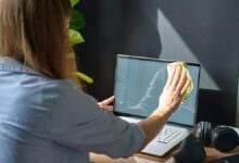 Limpiar la pantalla de tu computadora no correctamente podría reducir su vida útil hasta en un 30%
