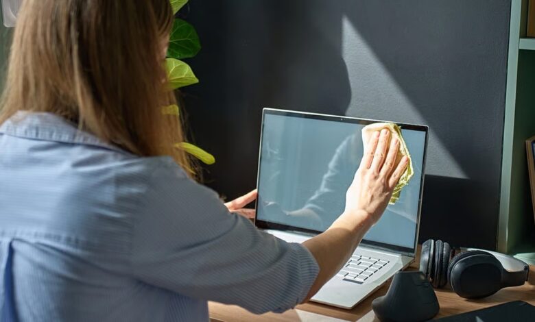 Limpiar la pantalla de tu computadora no correctamente podría reducir su vida útil hasta en un 30%